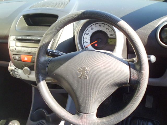 2010 PEUGEOT 107 1.0 URBAN 5d image 4