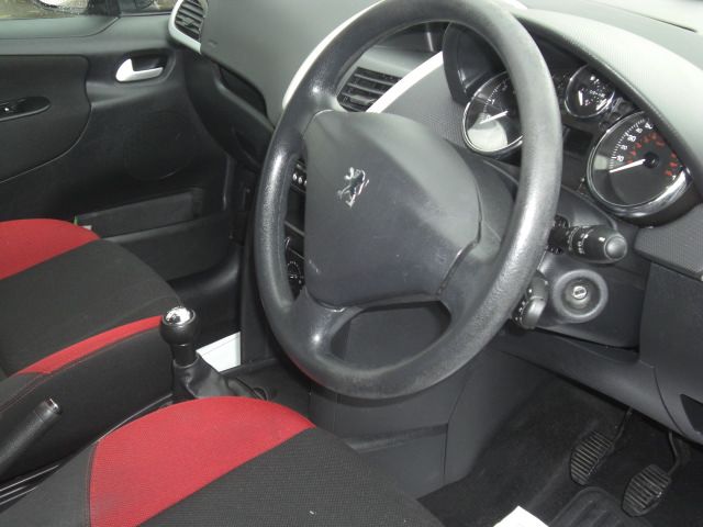 2009 PEUGEOT 207 1.4 VERVE 5d image 4