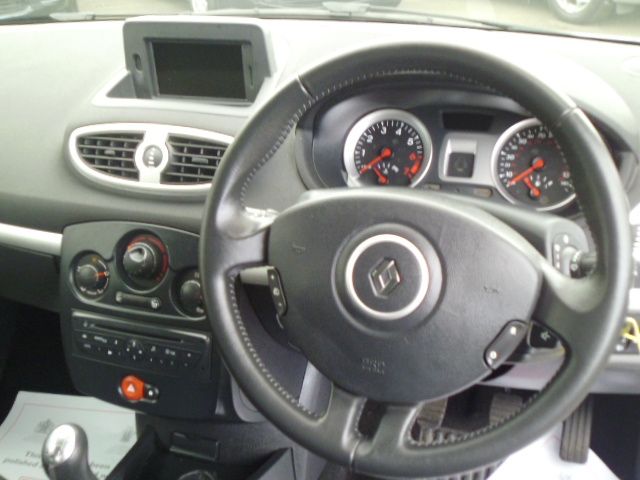 2011 RENAULT CLIO 1.1 DYNAMIQUE TOMTOM image 4