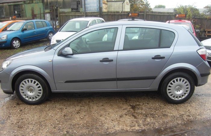 2005 VAUXHALL ASTRA AUTOMATIC image 3