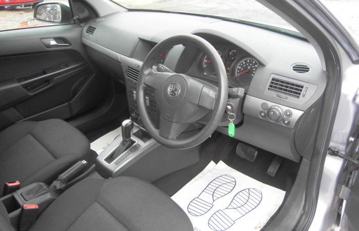 2005 VAUXHALL ASTRA AUTOMATIC image 4