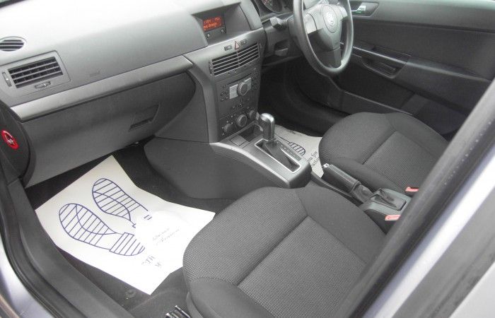 2005 VAUXHALL ASTRA AUTOMATIC image 5