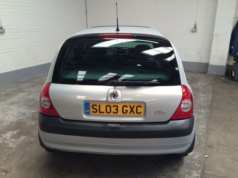 2003 Renault Clio Privilege image 1