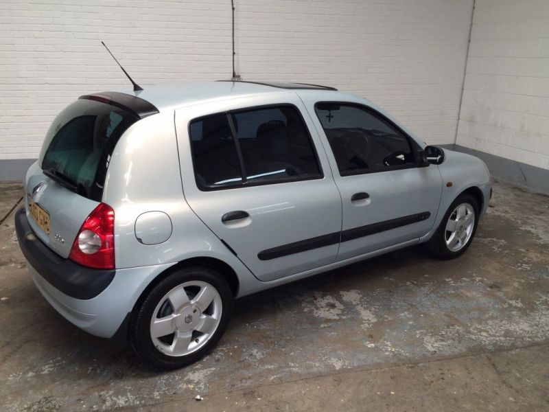 2003 Renault Clio Privilege image 2