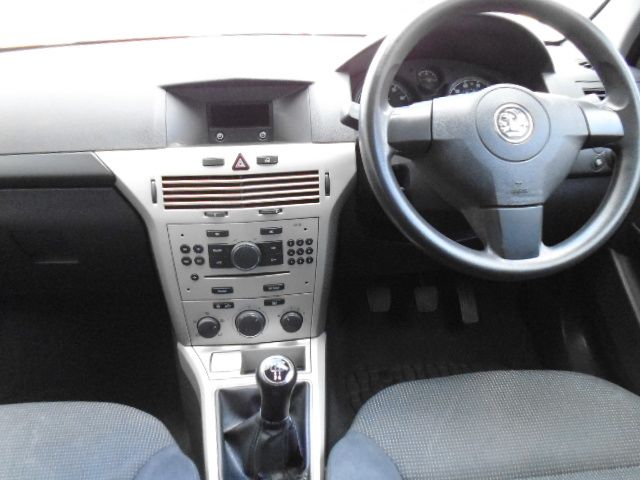 2005 VAUXHALL ASTRA 1.6 CLUB image 4