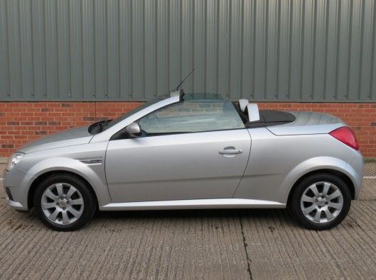 2005 Vauxhall Tigra 1.4 i 16v 2dr image 2