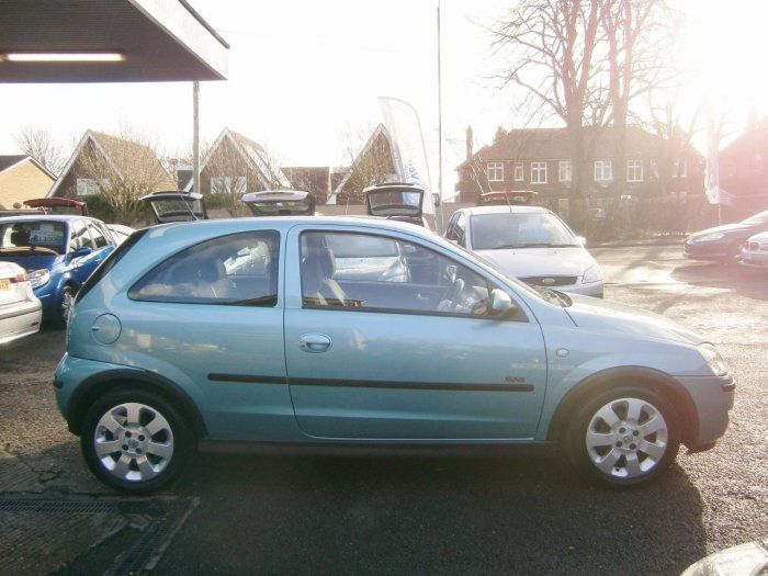 2005 Vauxhall Corsa 1.2i 16V SXi 3dr image 2