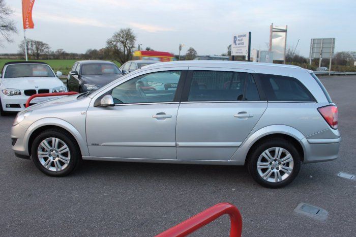 2010 Vauxhall Astra 1.8 i 16v Design 5dr image 2