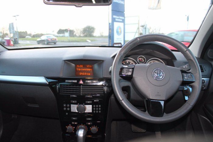 2010 Vauxhall Astra 1.8 i 16v Design 5dr image 4