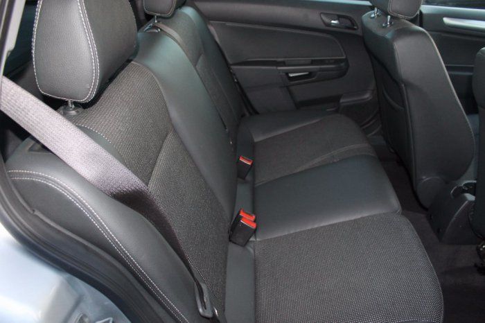 2010 Vauxhall Astra 1.8 i 16v Design 5dr image 5