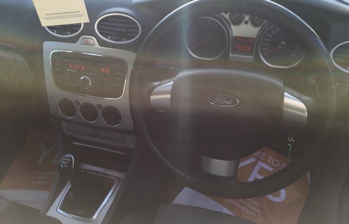 2010 Ford Focus 1.6 Zetec 5dr image 4