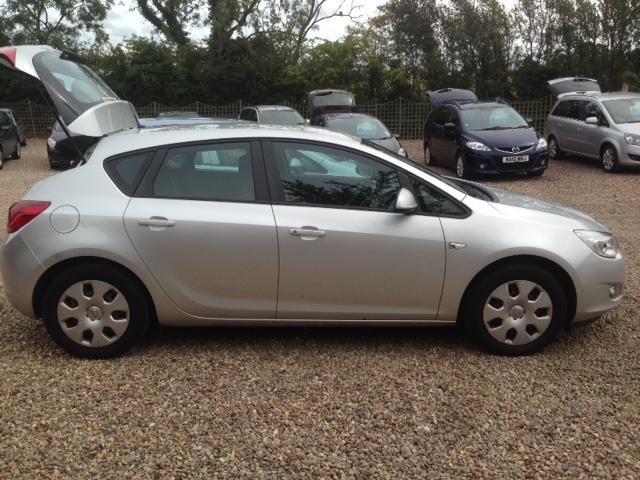 2010 VAUXHALL ASTRA 1.6 EXCLUSIV 5d image 2