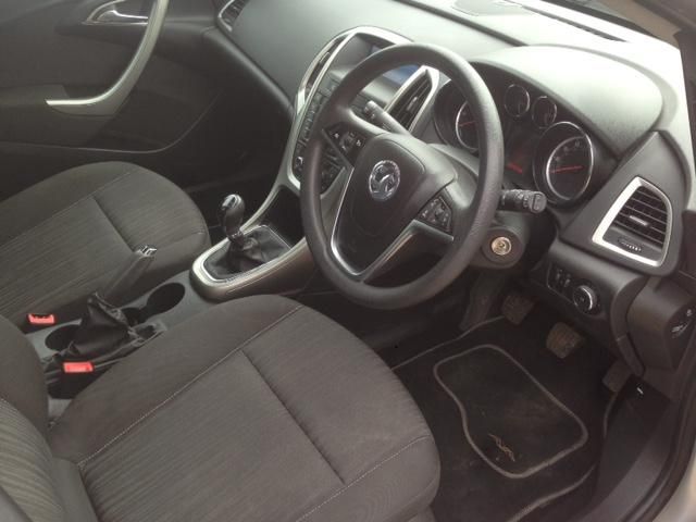2010 VAUXHALL ASTRA 1.6 EXCLUSIV 5d image 4