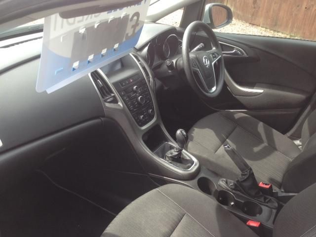 2010 VAUXHALL ASTRA 1.6 EXCLUSIV 5d image 5
