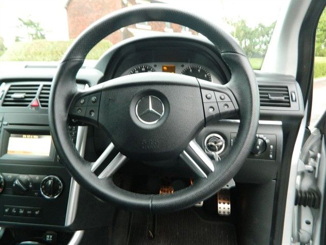 2011 Mercedes B Class B180 BLUEEFFICIENCY SPORT image 4