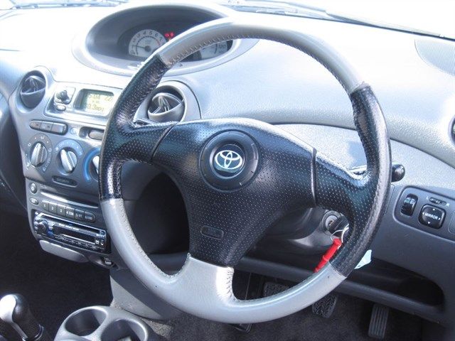 2003 Toyota Yaris T SPORT VVT-I image 4