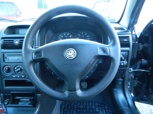 2003 Vauxhall Astra CLUB 16V image 4