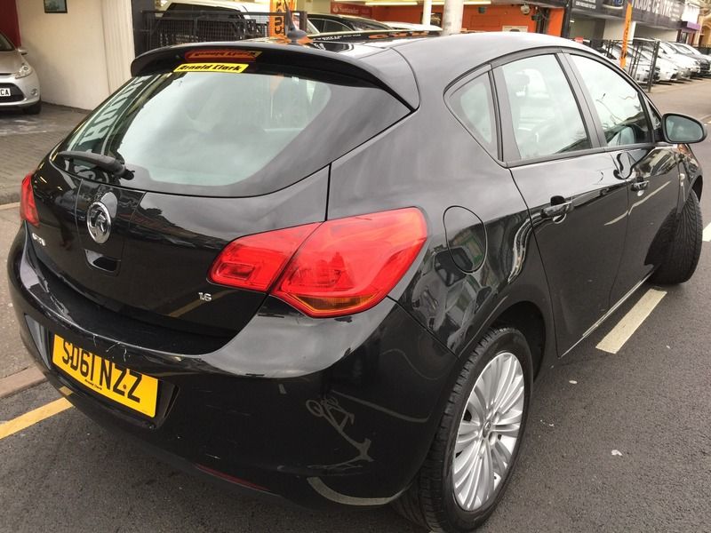 2011 Vauxhall Astra Excite image 2