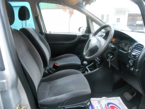 2002 Vauxhall Zafira 1.8i Club 5dr image 4
