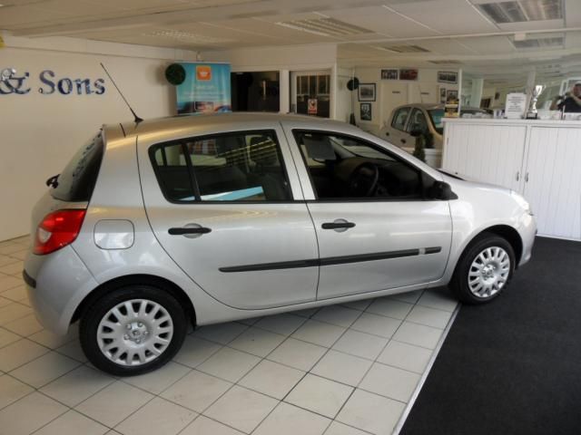 2006 RENAULT CLIO 1.1 16V 5d image 1