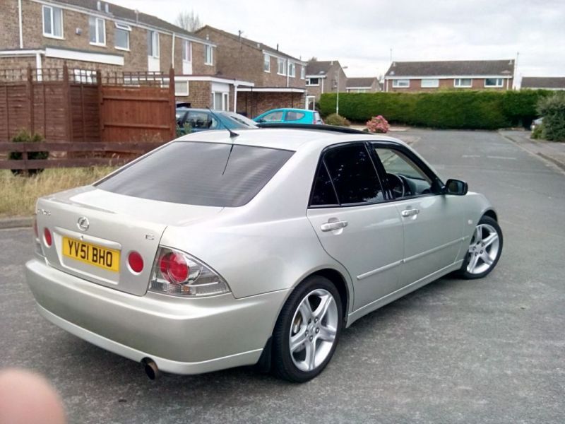 2001 Lexus Is 200 Se image 1