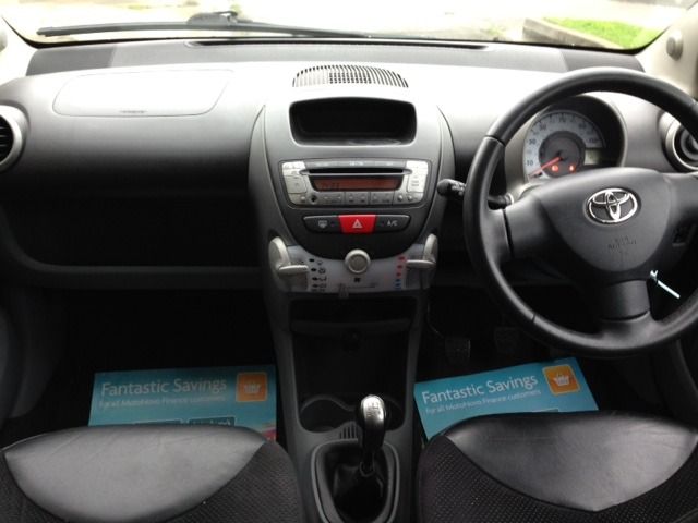 2010 Toyota Aygo 1.0 VVT-i Black 3dr image 5