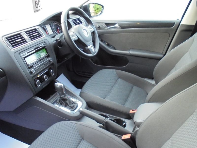 2012 Volkswagen Jetta 1.6 TDI SE 4dr image 5