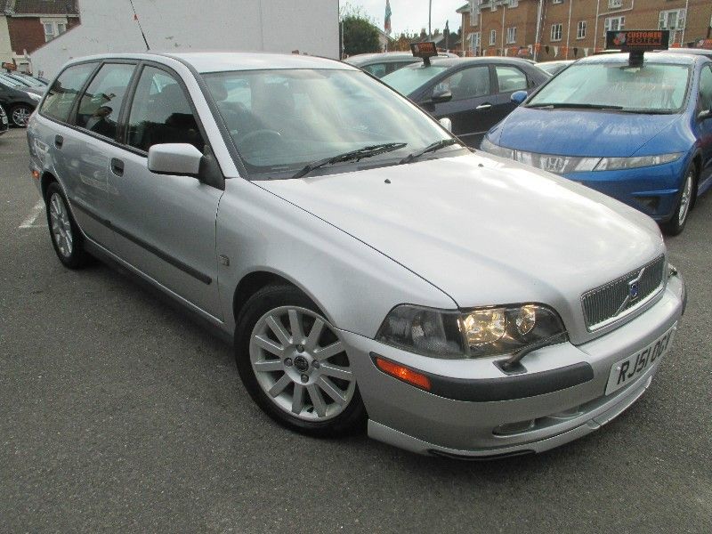 2001 Volvo V40 2.0 Estate 5d image 1