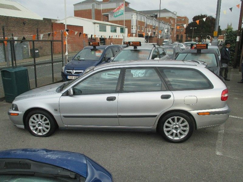 2001 Volvo V40 2.0 Estate 5d image 2
