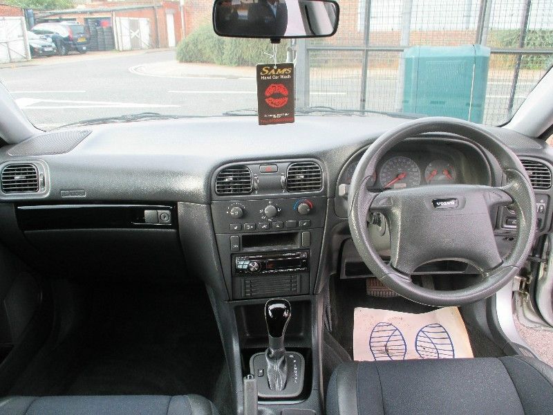 2001 Volvo V40 2.0 Estate 5d image 4