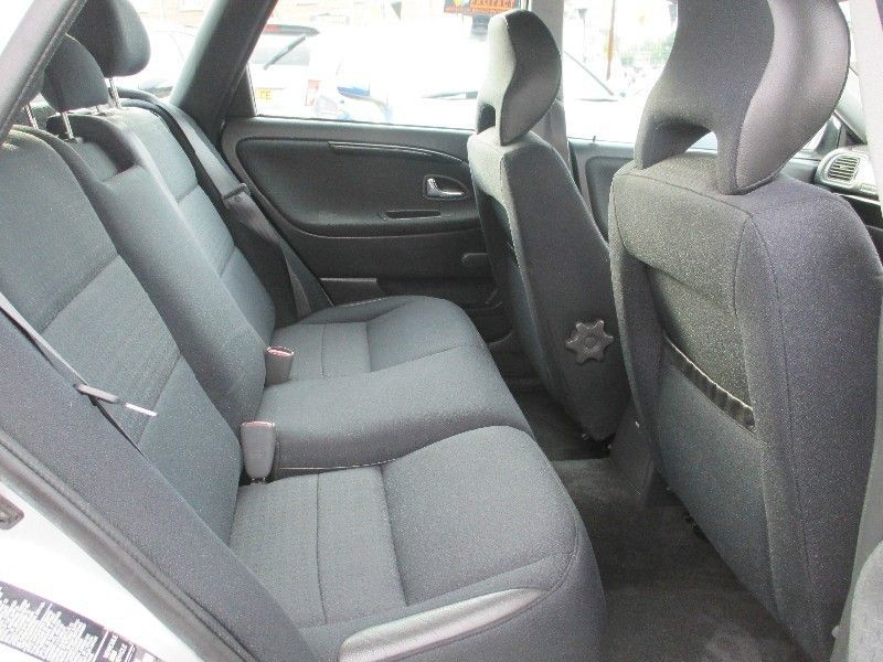 2001 Volvo V40 2.0 Estate 5d image 5