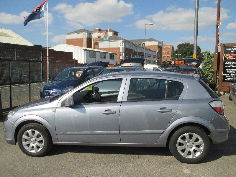 2004 Vauxhall Astra 1.6i 16v Club 5d image 2