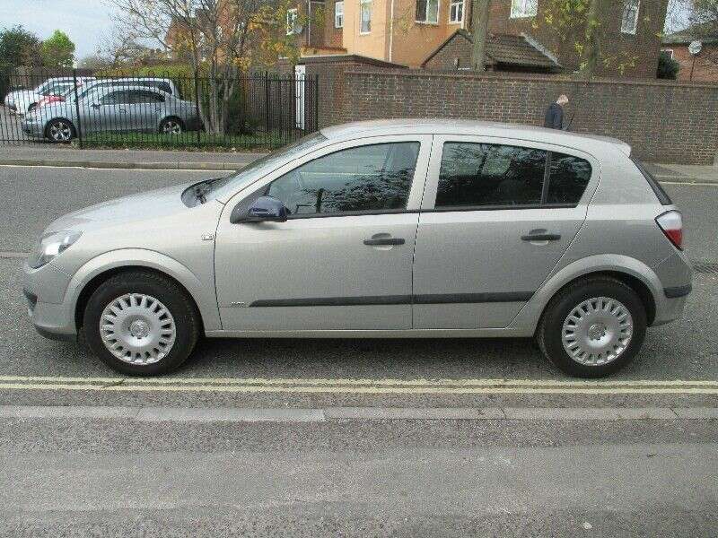 2004 Vauxhall Astra 1.4i 16v Life 5d image 2