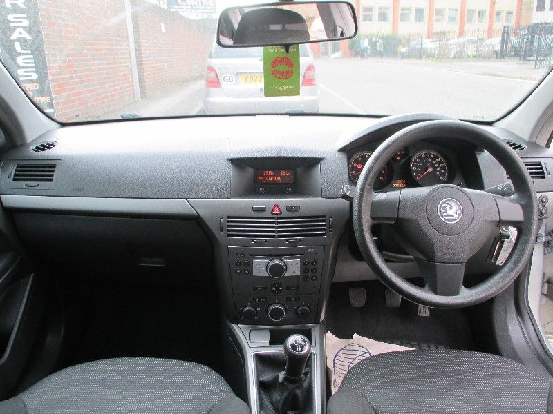 2004 Vauxhall Astra 1.4i 16v Life 5d image 4