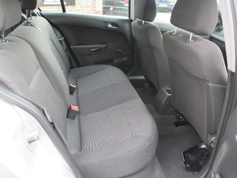 2004 Vauxhall Astra 1.4i 16v Life 5d image 5