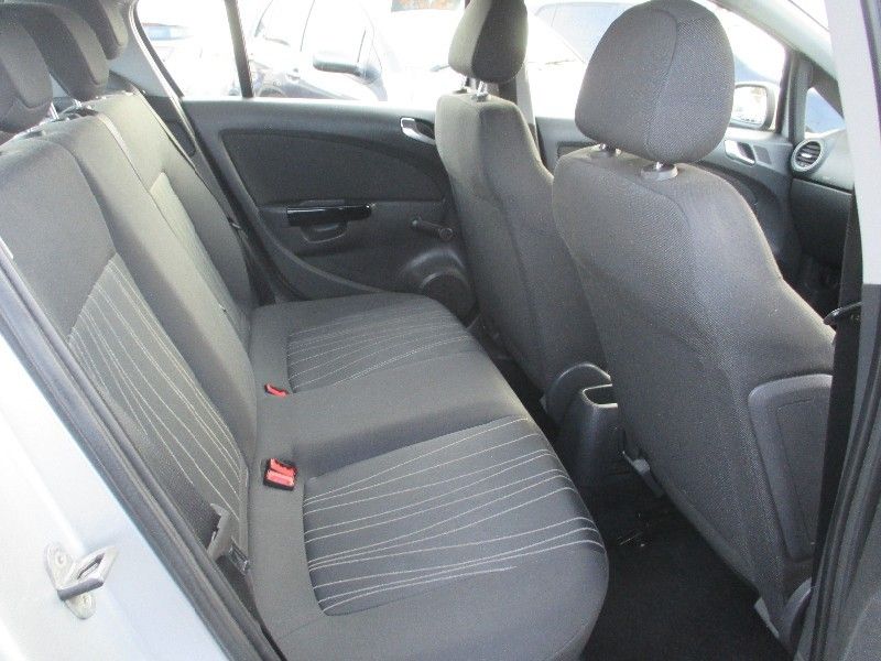 2007 Vauxhall Corsa 1.4i 16v Club 5d image 5