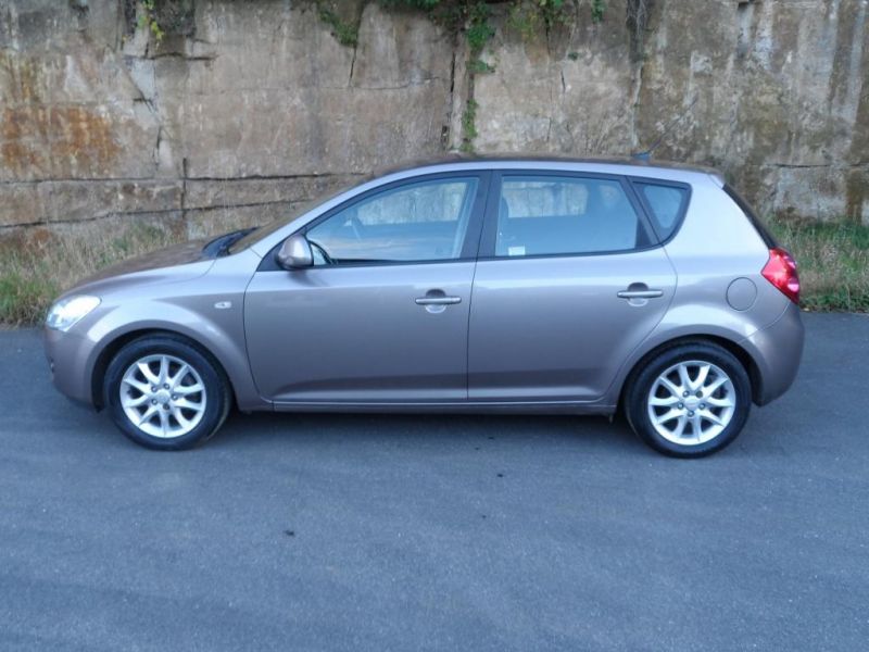 2007 Kia C'eed 2 image 2
