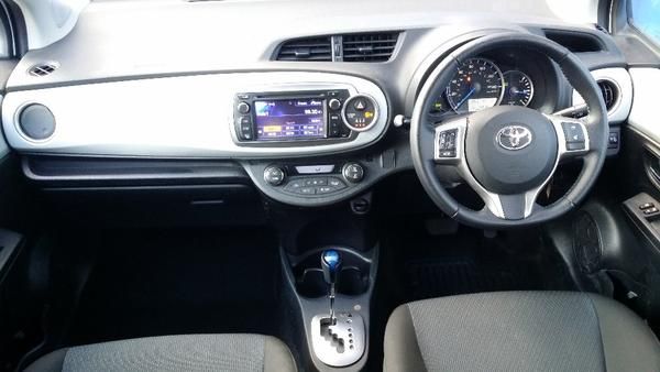 2012 Toyota Yaris 1.5 VVT-i T4 5dr image 4
