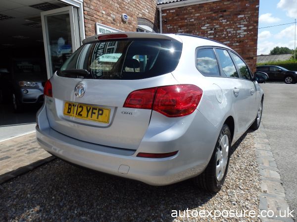 2012 Vauxhall Astra 1.7 CDTi 16V ecoFLEX ES image 3