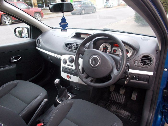 2010 Renault Clio 1.2 16V S 3dr image 4