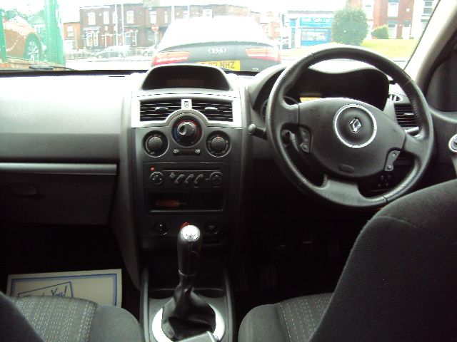 2007 RENAULT MEGANE 1.6 DYNAMIQUE VVT 5d image 4