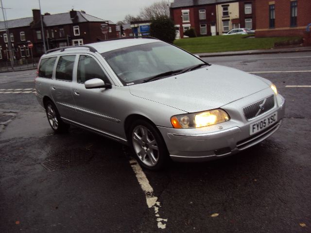 2005 VOLVO V70 2.4 SE 5d image 1
