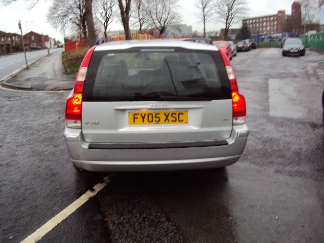 2005 VOLVO V70 2.4 SE 5d image 3