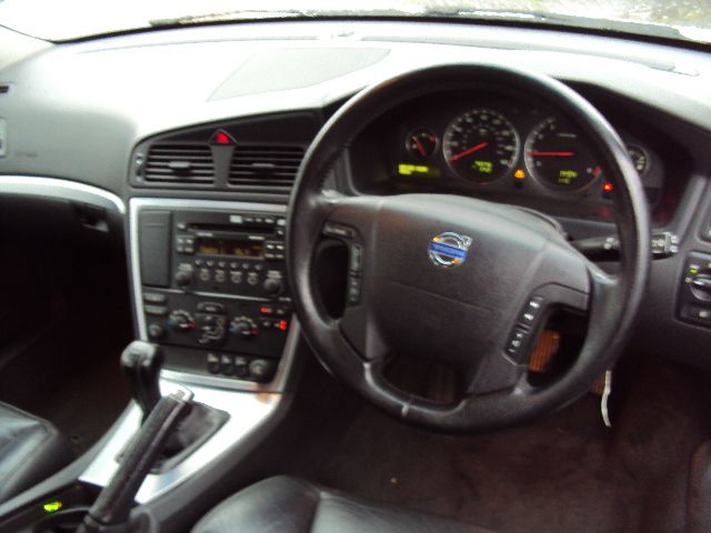 2005 VOLVO V70 2.4 SE 5d image 4