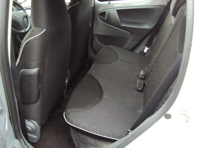 2010 PEUGEOT 107 1.0 URBAN 5d image 5