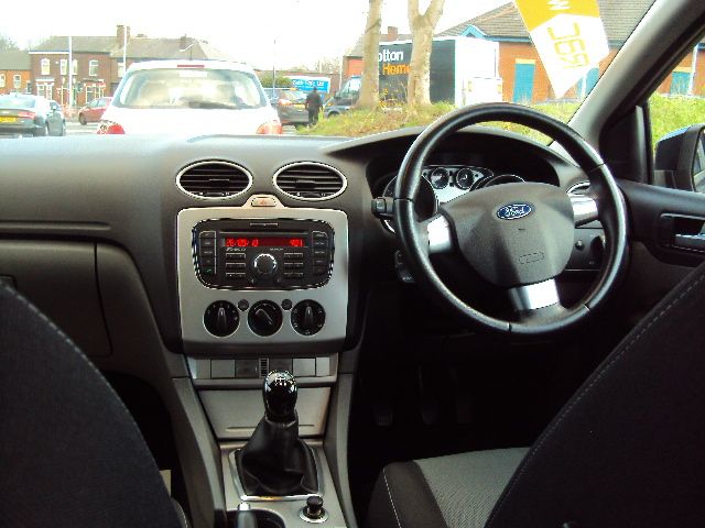 2010 FORD FOCUS 1.6 ZETEC TDCI 5d image 4