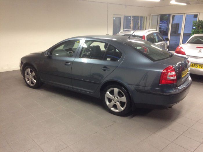 2005 Skoda Octavia 2.0 TDI PD Elegance 5dr image 2