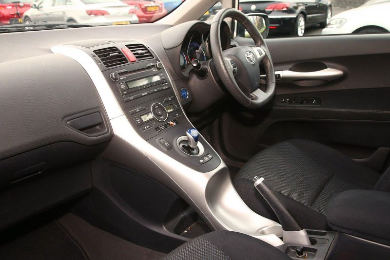 2011 Toyota Auris Hybrid 5-Dr 1.8 VVT-i HSD T4 image 4