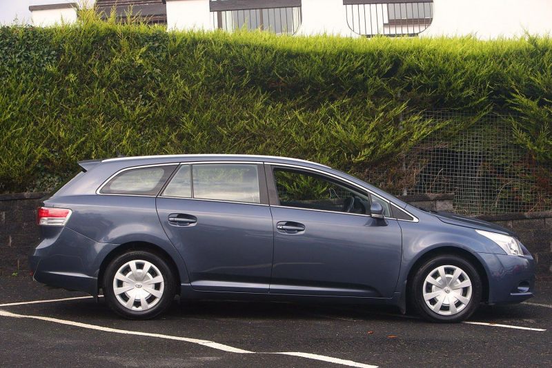 2010 Toyota Avensis Tourer 5-Dr 2.0 image 2